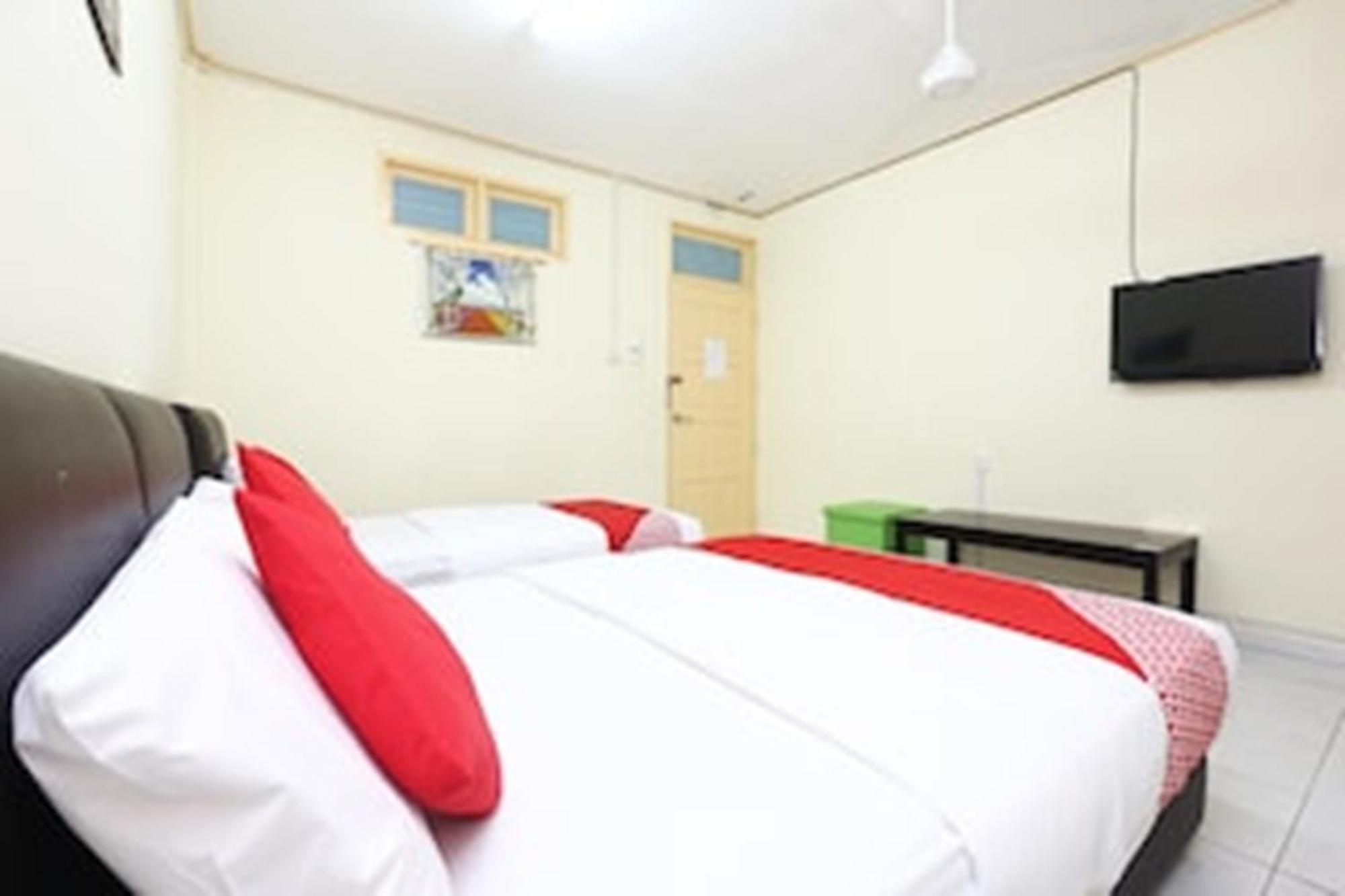 OYO 89640 Hotel Pelangi Marang Bagian luar foto