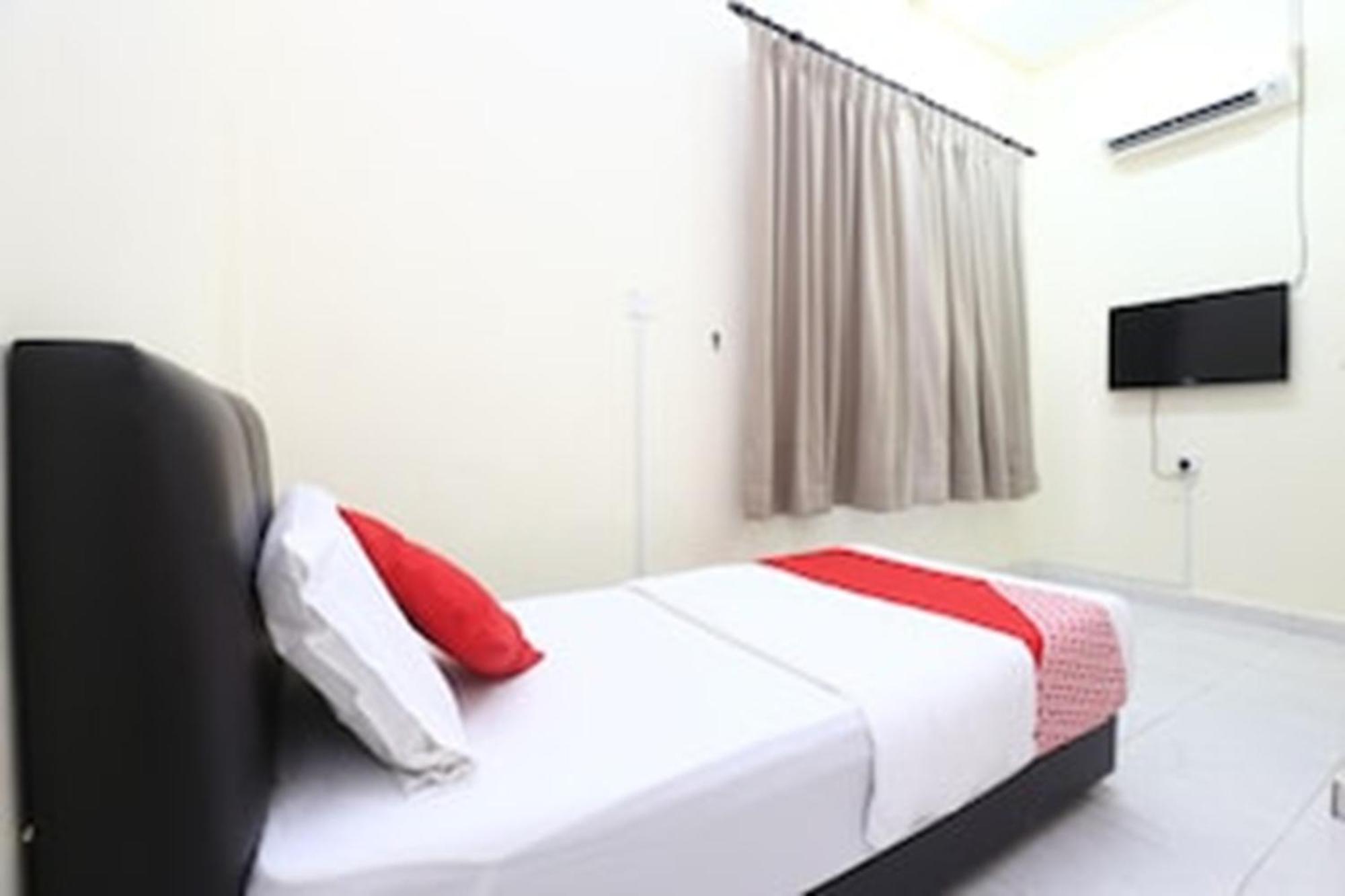 OYO 89640 Hotel Pelangi Marang Bagian luar foto