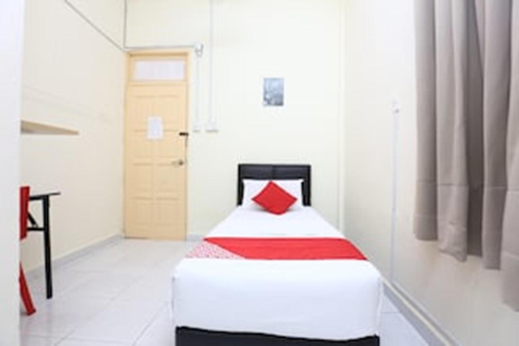 OYO 89640 Hotel Pelangi Marang Bagian luar foto